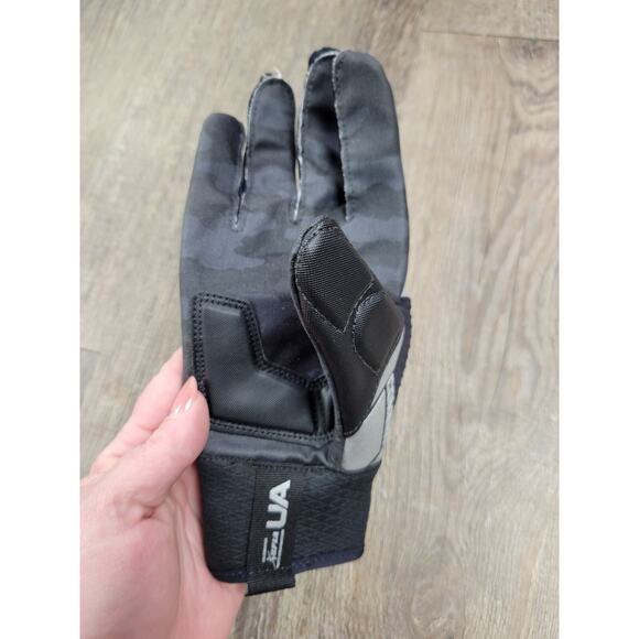 Under Armour Men's Adult Small Combat HF - NFL Football Glove Gray Black Right - Picture 3 of 5